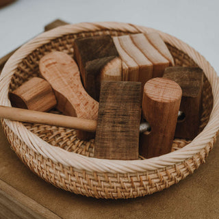 Fädelspiel für Kleinkinder - KAWI Senso Holzformen im Rattankorb