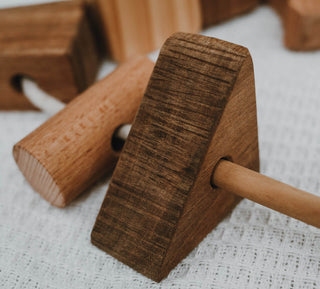 Detailaufnahme von hochwertigem Holzspielzeug mit sorgfältig verarbeiteter Oberfläche