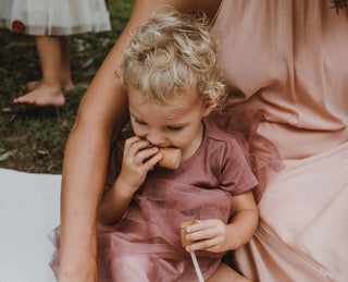 Kleinkind-erforscht-Holzspielzeug-mit-dem-Mund