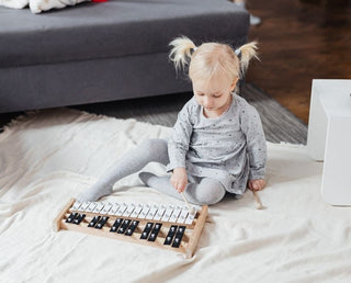 Kleinkind spielt ein Instrument