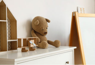 Spielzeug auf einem Schrank im Kinderzimmer