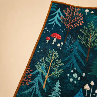 Detailaufnahme Baumwollstoff und genähter Saum des Geschenktuchs Wald