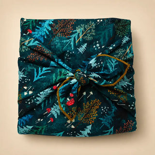 Geschenk in Furoshiki Geschenktuch Wald eingewickelt mit Knoten