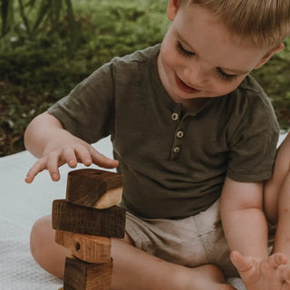 Kleinkind spielt mit KAWI Senso Fädelspiel – Holzspielzeug für Babys und Kleinkinder