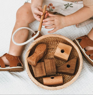 Kind spielt mit KAWI Senso Holzfädelspiel – Spielzeug für Feinmotorik