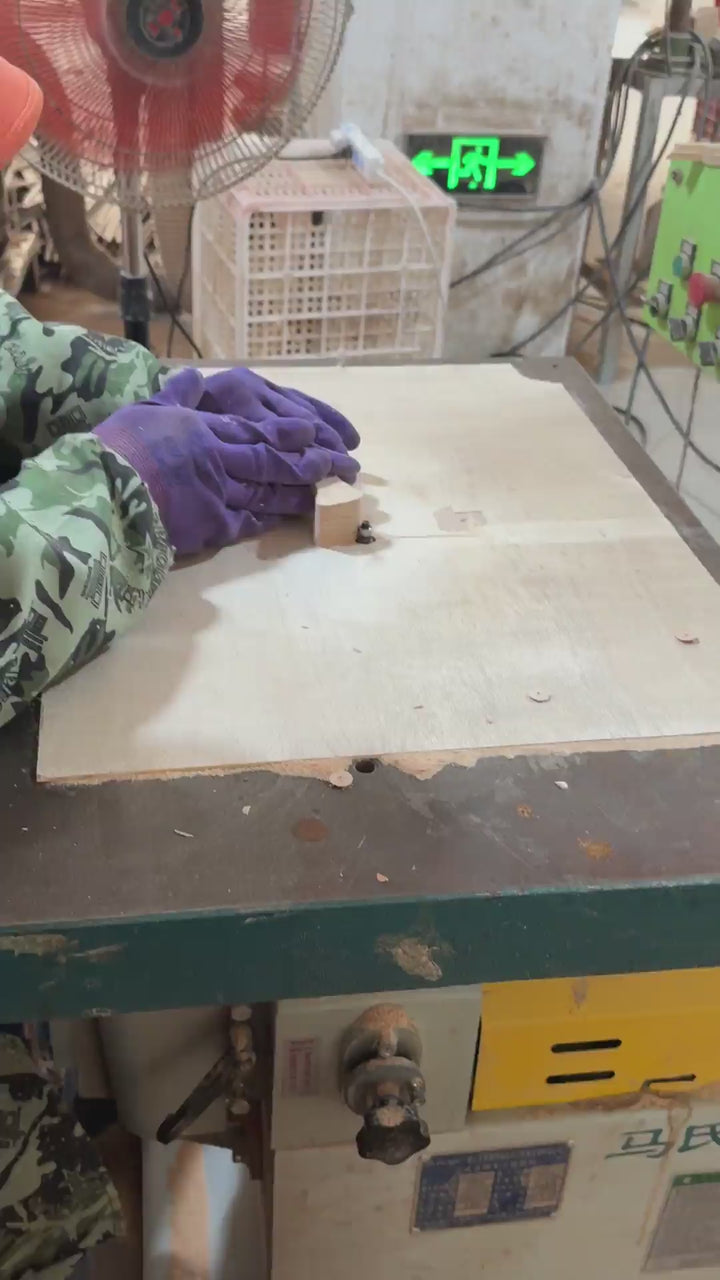 Einblick in die Verarbeitung von Holzspielzeug bei KAWI